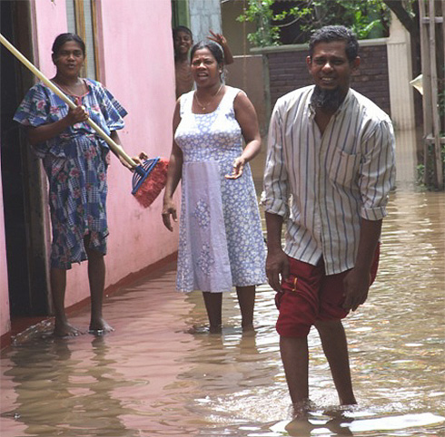 Mohamed (rechts im Bild) hat durch die Überschwemmung sein Haus verloren