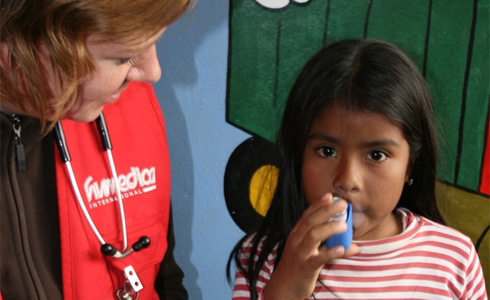 Dr. Saskia Wortmann behandelt Asthma-Kind