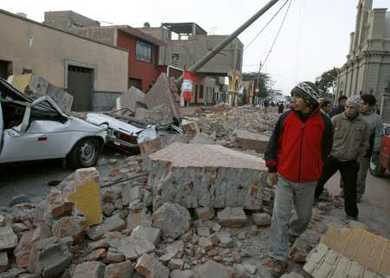 Trümmer bedecken die Straße der Stadt Ica nach dem schweren Erdbeben (Foto: alertnet/Reuters)