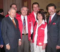 Archivbild vom Staatsempfang für Tsunami-Helfer am 07.04.2005 mit Dr. Günther Beckstein sowie humedica-Mitarbeitern Wolfgang Groß, Joachim Panhans, Andrea Trautmann und Staatssekretär Georg Schmid (v.l.n.r.)