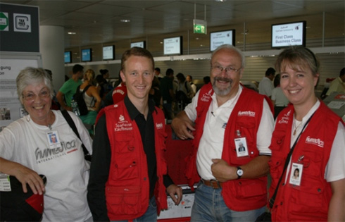 Letzte Besprechung kurz vor dem Abflug nach Nepal: Dr. Anja Fröhlich, Dr. Ulrich Seemann und Krankenschwester Felicitas Samtleben-Spleiss mit Markus Köhler (2.v.l.).
