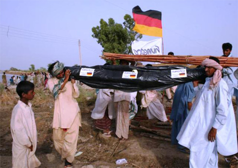 Große Dankbarkeit begleitete die erste Verteilung von Hilfsgütern in Shadadkot