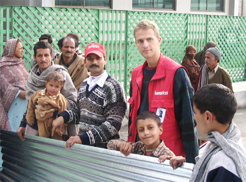 Der ausgebildete Krankenpfleger Nils Stilke koordiniert die Hilfe in Pakistan