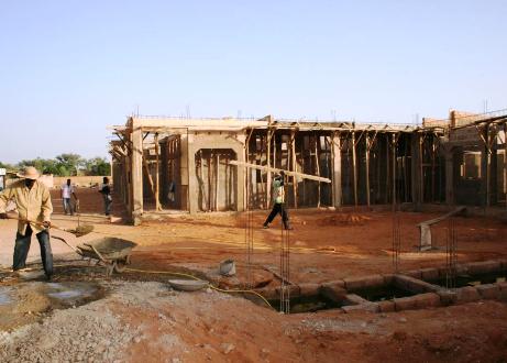 Noch arbeiten viele Arbeiter am Gebäude, um die Klinik rechtzeitig fertigzu stellen.