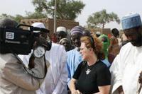 Nach der Flut im Niger: Deutsche Botschafterin unterstützt Hilfsgüterverteilung