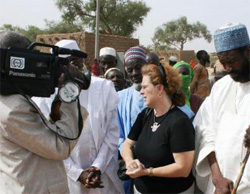 Die deutsche Botschafterin, Frau Heike Thiele, unterstützte die Verteilung tatkräftig und öffentlichkeitswirksam.