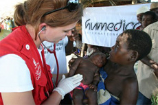 humedica-Helfer versorgen Eingeschlossene der Überschwemmungen in Mosambik