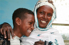 Oft täuscht das Lachen, die wahren Nöte der Menschen bleiben hinter den Wänden der Blechhütten verborgen.