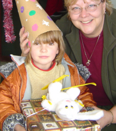 Cindy und eines der beschenkten Mädchen aus der KITA
