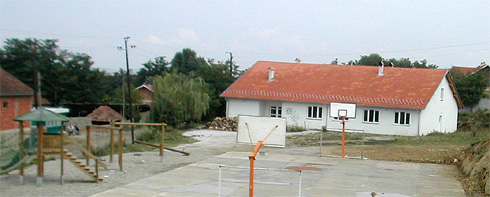 Schule und Spielplatz