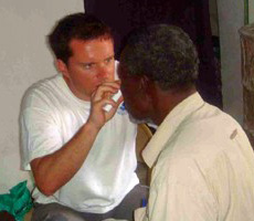 Dr. Stefan Spathelf mit einem der ersten Patienten