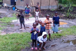 Hellhäutige Menschen, "Muzungus", sind insbesondere für die Kinder in afrikanischen Ländern eine Besonderheit, die es zu bestaunen gilt. Foto: humedica/Sabine Kirchner