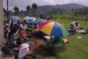 Nach stundenlangen Fußmärschen müssen die Patienten aufgrund des großen Andrangs häufig noch eine Weile vor dem Gesundheitsposten warten, die sie mit Ausruhen verbringen. Foto: humedica/Sabine Kirchner