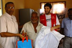 Sam Rajasuriar (links), der selbst größte Herausforderungen meistern musste, leitet heute humedica Lanka und verteilt Moskitonetze, Lebensmittel und Lebensnotwendiges an Bedürftige. Foto: humedica