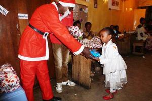 "Ho, ho, ho!" In der Kindertagesstätte in dem Stadtteil Mercato (Addis Abeba) durften die Mädchen und Jungen einen besonderen Gast willkommen heißen. Foto: humedica/Steven Hofmann