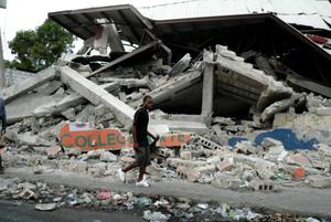 Ein Bild der Zerstörung: Eine Straßenszene in Haiti im Jahr 2010 nach der Erdbebenkatastrophe. Foto: humedica/ Wolfgang Riske