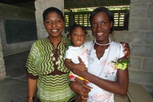 Dass die Menschen (hier: Tapio) nach all dem Leid schon wieder fröhlich sein können, bewundert Wolfgang Groß sehr. Foto: humedica/ Wolfgang Groß