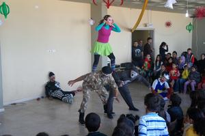 Die Zirkusaufführung und die geschminkten Gesichter faszinierten die kleinen Gäste der Weihnachtsfeier sehr. Foto: humedica/Jihad Nasr