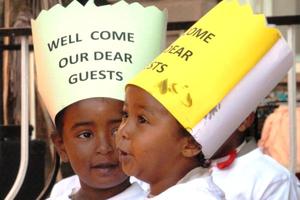 So wie die Kleinen in Äthiopien bei einer Eröffnungsfeier, hieß auch das Ehepaar Beßler seine Gäste herzlich willkommen und feierte mit ihnen für den guten Zweck. Foto: humedica/Steven Hofmann