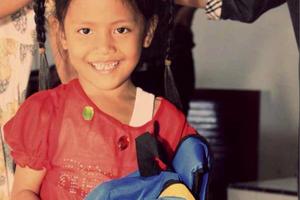 Die indonesischen Kinder in Nias hatten seit dem Erdeben noch nie neue Schultaschen bekommen, daher war die Freude umso größer. Foto: humedica