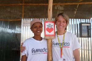 Ein Herz für Kinder zeigen auch bei jedem ihrer Einsätze unsere Ehrenamtlichen, wie hier die Gynäkologin Sonja Küster mit einer lokalen Kollegin. Foto: humedica