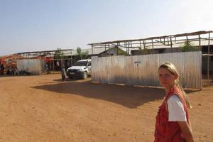 Durch die von Koordinatorin Simone Winneg organisierten Baumaßnahmen und dank der Unterstützung von BILD hilft e. V. – „Ein Herz für Kinder“ müssen die Patienten nicht mehr in der prallen Sonne warten. Foto: humedica/Sven Ramones