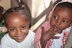 Die Vorfreude war den Mädchen und Jungen regelrecht ins Gesicht geschrieben. Ein Zustand, der den Ausflugstag auch für die humedica-Mitarbeiter noch besser erscheinen ließ. Foto: humedica/Steven Hofmann