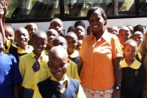 Dank der Unterstützung aus Deutschland können Agnes und ihre Söhne wieder lachen und in einem neuem Umfeld und mit neuen Freunden positiver in die Zukunft blicken. Foto: humedica