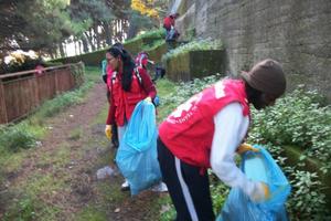 Die Fleißigen säuberten den verdreckten Park und hatten mit dem vielen Müll alle Hände voll zutun. Foto: humedica