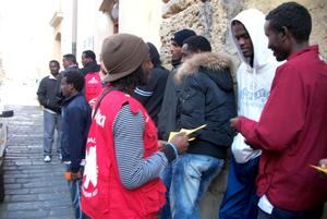 Kenneth Paul Dakat (links) nimmt sich Zeit für persönliche Gespräche mit den Flüchtlingen. Foto: humedica/JMEM Hurlach