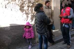 Die Mutter (zweite v. r.) erzählt Kenneth von ihrer Reise mit ihrer kleinen Tochter (links). Foto: humedica/JMEM Hurlach