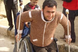 Der Mann wurde bei einem Bombenanschlag verletzt und bekam nun von humedica einen Rollstuhl geschenkt. Foto: humedica/Klaus Ruhrmann