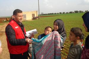 Die liebevoll gestrickten Wolldecken sind angekommen. Foto: humedica/Patrick Khamadi