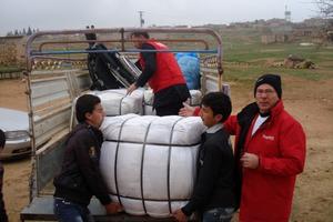 Klaus Ruhrmann und Patrick Khamadi verteilten am heutigen Tag weitere 800 Decken, zehn Krücken, fünf Rollstühle und einen Rollator an die Flüchtlinge. Foto: humedica/Patrick Khamadi