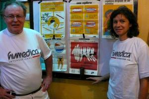 Mundhygiene und zahnmedizinische Aufklärung: Dr. Dieter Bischofberger und Ute Benz engagierten sich in Äthiopien. Foto: humedica