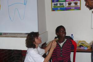 Aufklärung am Patienten; die Workshops in den Projektstandorten waren ein voller Erfolg. Foto: humedica/Dr. Dieter Bischofberger