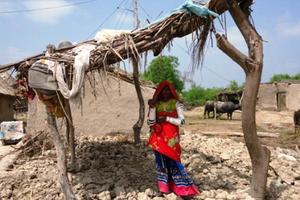 Wie jeden Tag in der Woche, jede Woche im Monat und jeden Monat im Jahr arbeitet Jamal hart auf dem Feld, um seine Frau und die Kinder ernähren zu können. Foto: humedica/PMS