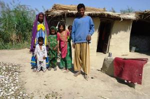 Eine alleinerziehende Mutter und Witwe hat es nie leicht. Kommt aber noch strukturelle Armut zu den ohnehin schweren Umständen, stehen die Betroffenen vor oft beinahe erdrückenden Herausforderungen. Foto: humedica/PMS