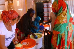 Neben der medizinischen Versorgung der Flüchtlinge sorgt humedica auch für die Verteilung spezieller Zusatznahrung aus Deutschland. Foto: humedica/Raphael Marcus