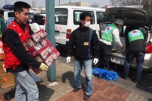 Gemeinsam mit dem Partner CRASH verteilte humedica-Koordinator Satoshi Machii bei seiner zweiten Japanreise Hilfsgüter. Foto: humedica