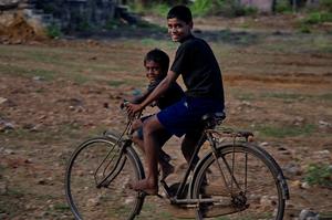 Die Straßen sind nur ein Teil der Schwierigkeiten, gegen den die Menschen im Norden Sri Lankas angehen müssen. Aber die Zeichen stehen auf Umbruch. Foto: humedica/Jürgen Waffenschmidt