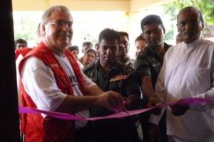 Das zeremonielle Durchschneiden des Bandes steht in dem neuen Mehrzweckgebäude in Pooneryn für einen Neubeginn. Foto: humedica/Agnes Zehrer