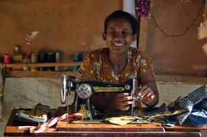 Durch die Bereitstellung von Nähmaschinen und angebotenen Kursen wird insbesondere den Frauen des Patenschaftsprogramms der Weg zu einer eigenen Erwerbstätigkeit geebnet. Foto: humedica/Jürgen Waffenschmidt