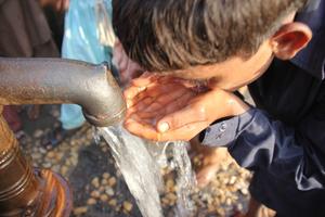 Gerade einmal ein Drittel des weltweiten Süßwasservorrates steht der Menschheit als Trinkwasser zur Verfügung - und dieses so ungleich verteilt, dass mehrere hundert Millionen Menschen keinen Zugang dazu haben. Foto: humedica/Ruth Bücker