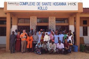 Ein Pflänzchen inmitten der Sahelzone, das mit viel Pflege und Engagement weiter wächst und Früchte trägt. Foto: humedica