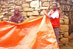 Ob Mangelware oder nasses Übel: humedica unterstützt bei beiden Extremen, entweder mit Projekten zur Wasserbeschaffung oder der Verteilung von Abdeckplanen. Foto: humedica