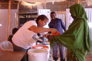 Suppenverteilung anders: Wer kein Transportgefäß auftreiben konnte, nutzte das Vorhandene - und so eben auch Kopftuch oder Kleiderstoff. Foto: humedica/Thomas Adelsberger