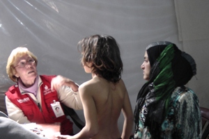 Unbehandelt kann Scharlach im schlimmsten Fall zu schweren Folgeerkrankungen führen. Diesem Mädchen konnten die Mediziner mit der Gabe von Antibiotika helfen. Foto: humedica/Volker Baumann