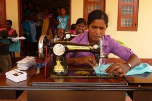 Es macht den Frauen sichtlich Spaß und sichert ihnen darüber hinaus ein zusätzliches Einkommen für ihre Familie: das Nähen. Foto: humedica