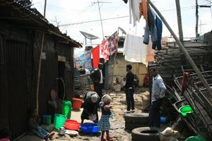 Mercato ist eines der Armenviertel in Addis Abeba. Die Wohnräume sind beengt, das Leben findet draußen statt. Ein Zustand, der insbesondere für die Kinder nicht gut ist. Foto: humedica/Maren Walter